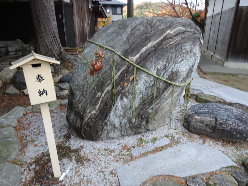薭田野神社気力石１